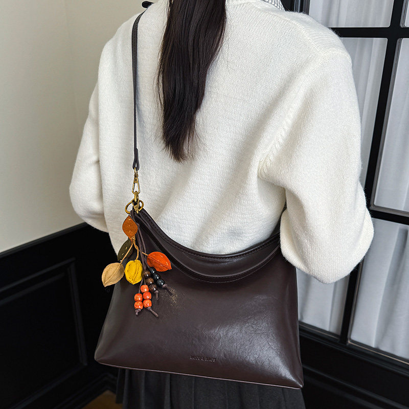 2026新款轻奢水桶包女高级感大容量通勤包百搭复古单肩斜挎腋下包