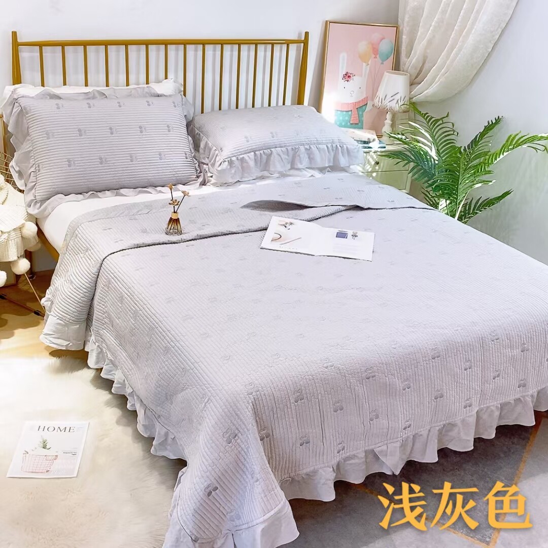 新款纯色天丝绣花绗缝高温水洗柔软床盖枕套三件套大花边款