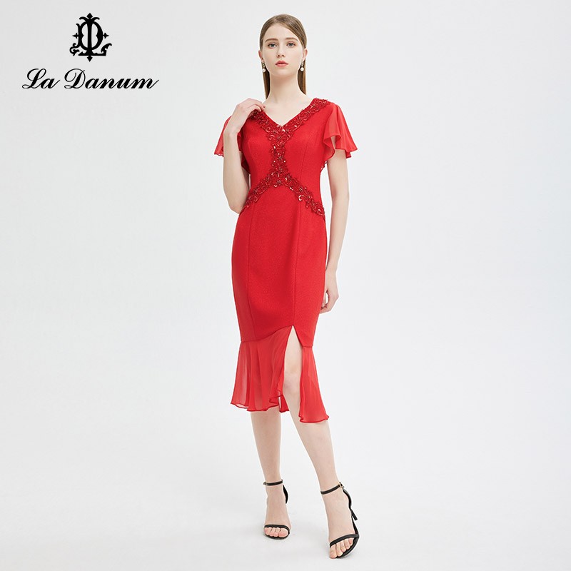 阿丹娜百褶开叉刺绣V领连衣裙