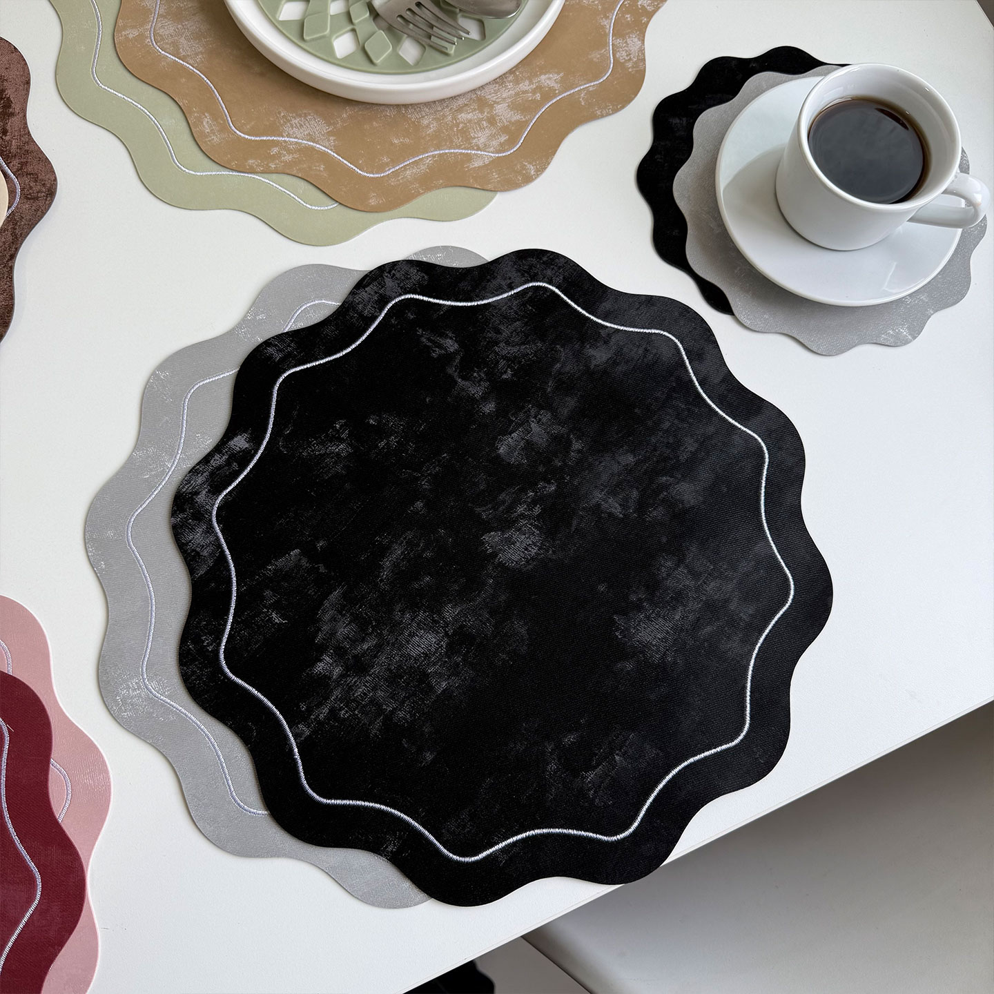 绣花复古仿丝绒皮革轻奢餐垫