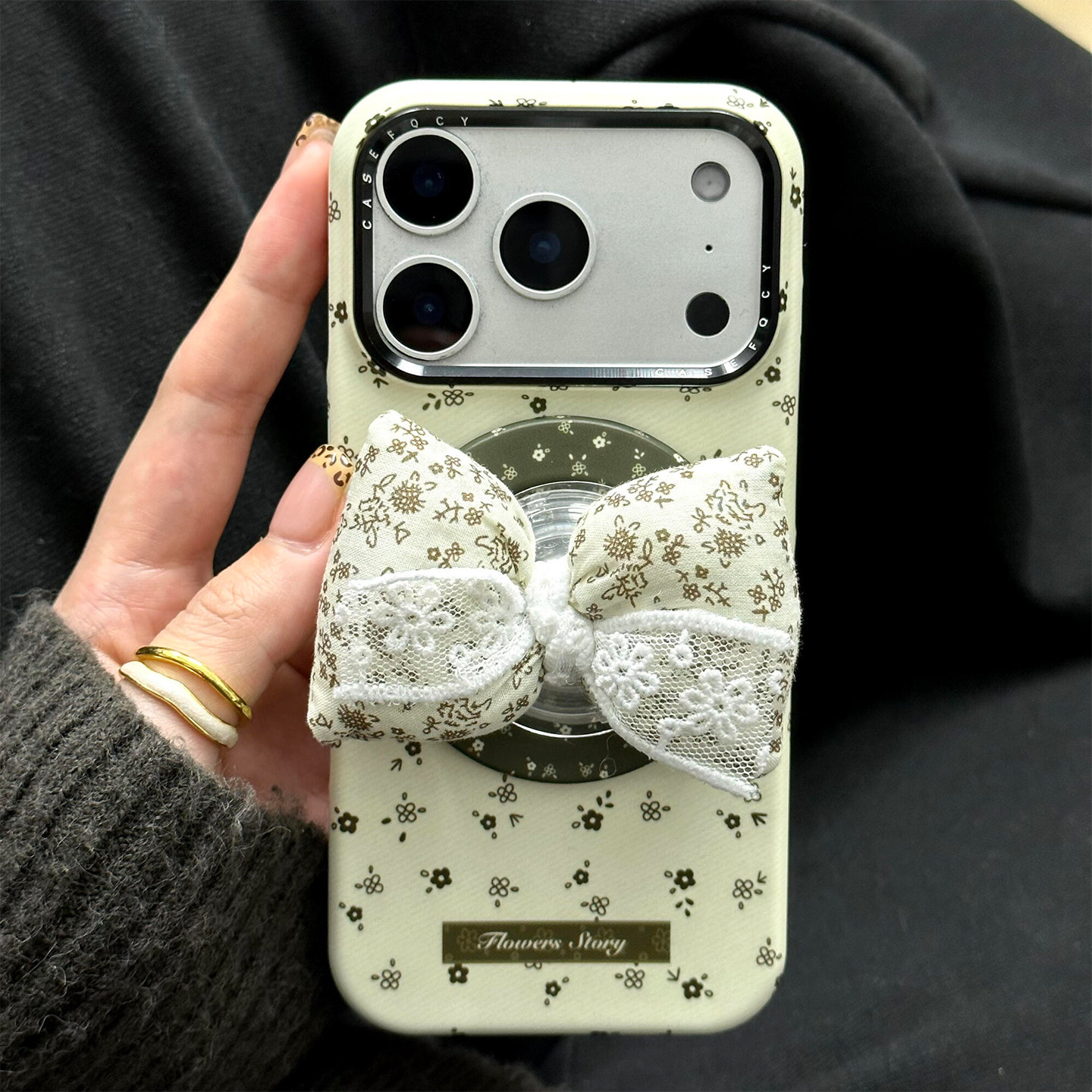 日韩新春碎花蕾丝蝴蝶结磁吸支架适用iPhone17promax手