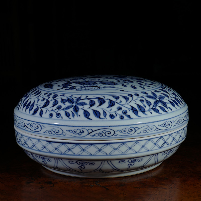 龙圣华苑 景德镇周棋稳溪兰仰元手绘青花荷花鸳鸯戏水普洱饼茶盒