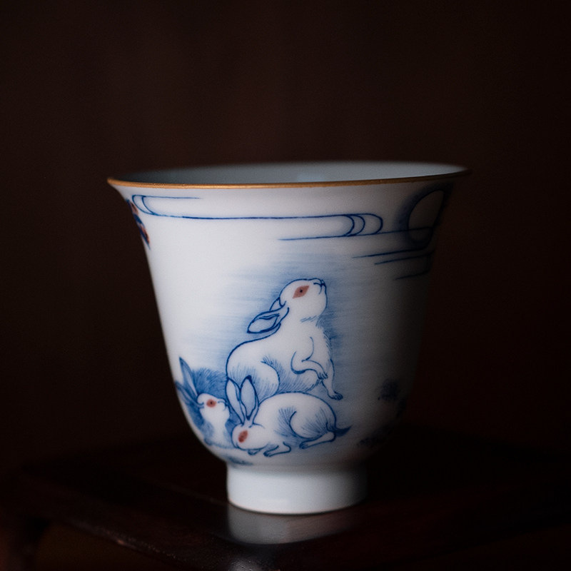 龙圣华苑景德镇谷雨山房手绘青花釉里红描金三兔玉桂铃铛杯主人杯