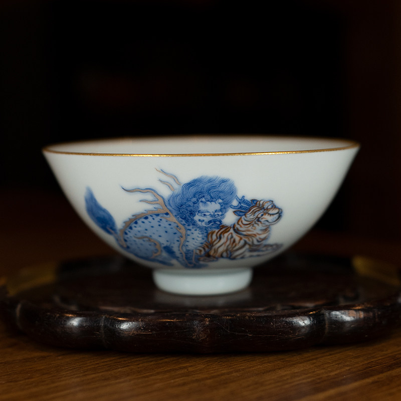 龙圣华苑景德镇谷雨山房手绘青花金红彩山海经异兽图描金边沧海杯