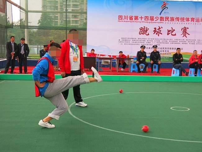 蹴球民间运动传统体育赛高脚板