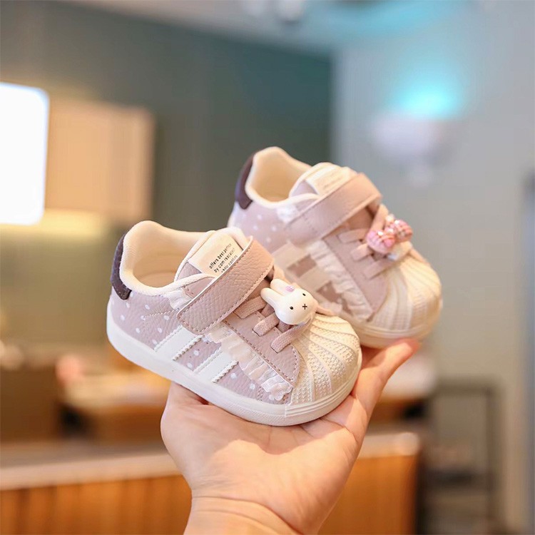 婴幼儿软底学步鞋女宝宝春秋季小白鞋可爱装饰扣防滑板鞋2026新款