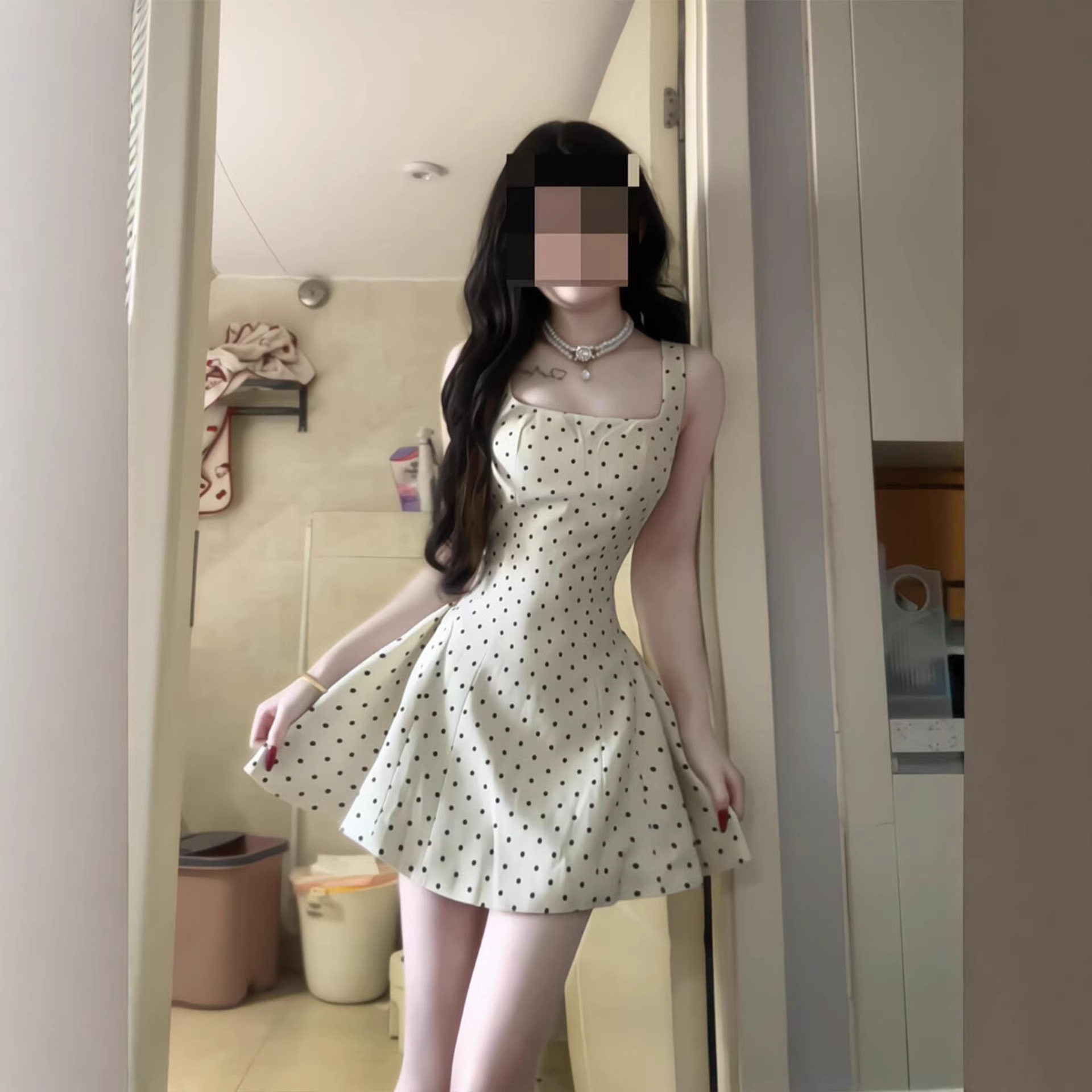 白色绝美短款裙子女早春季特别漂亮掐腰显瘦小个子波点吊带连衣裙