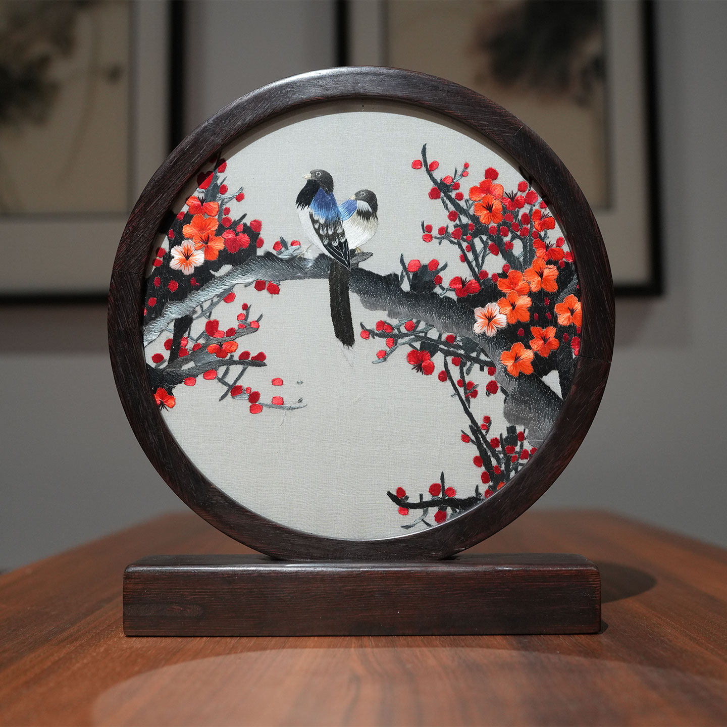 手工苏绣喜上眉梢书房办公桌面圆形装饰摆件新中式刺绣画梅花鹊鸟,家居饰品,桌面摆件,淘宝优惠券,粉丝福利购,淘宝优惠卷