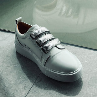 街头百搭牛皮板鞋 银色魔术贴休闲便鞋 2025简约小白鞋 JINIWU吾倪季
