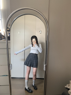 Komorebis // 灰色蕾丝拼接大圆领打底修身长袖短t