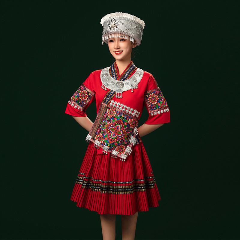 新款苗族服装女侗族少数民族服饰成人夏季短款刺绣舞蹈演出旅拍服