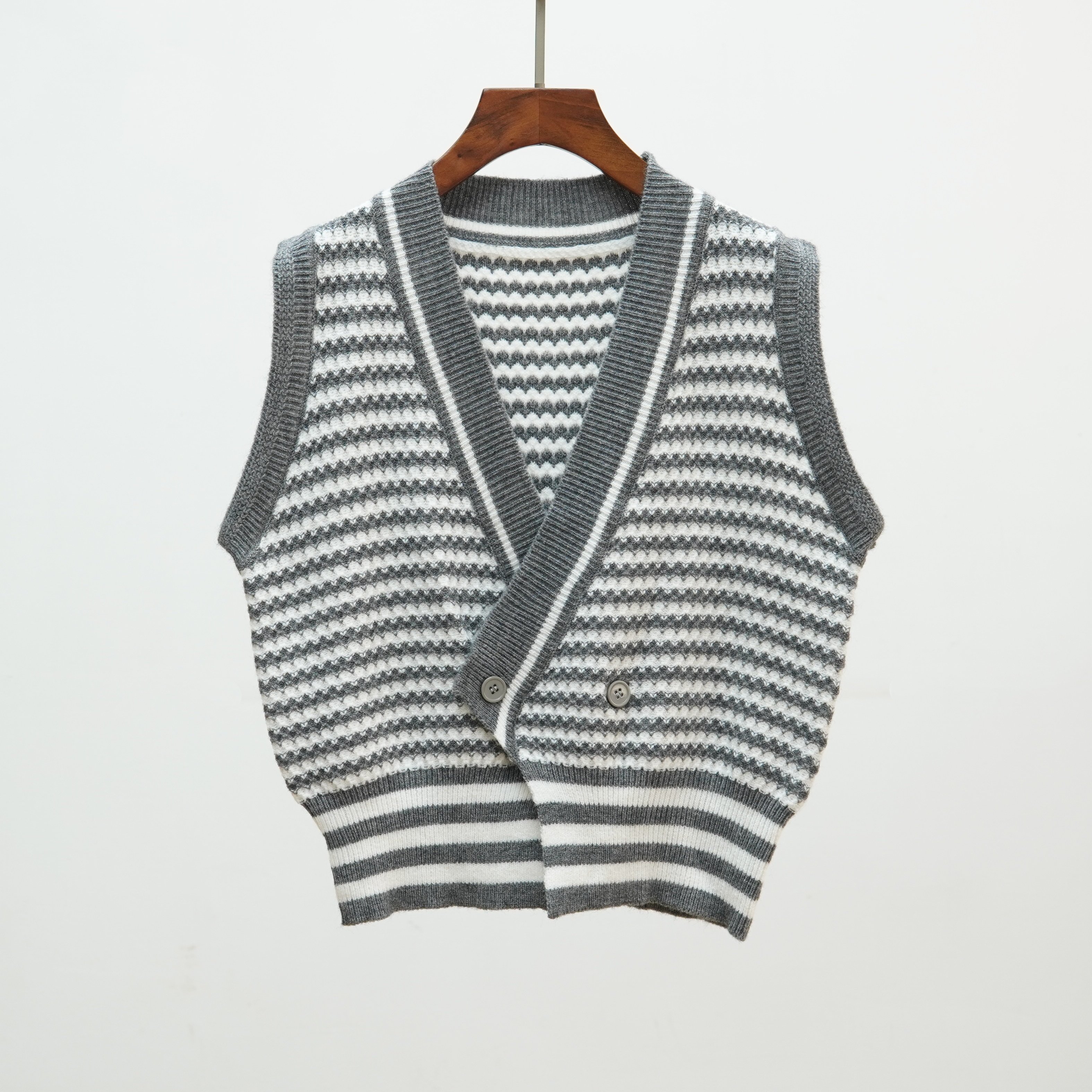 566 2025新款韩版秋冬V领条纹针织马甲背心女士叠穿坎肩毛衣开衫