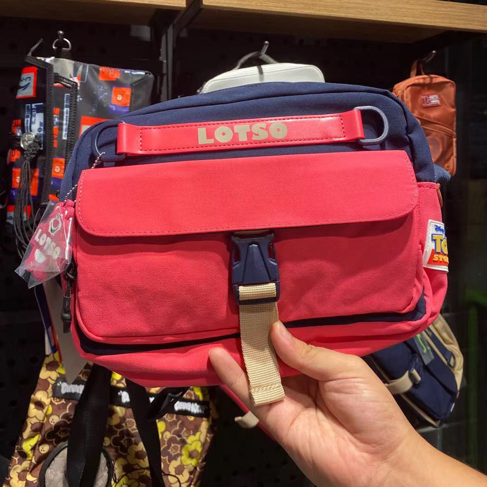 李宁草莓熊斜挎包迪士尼联名款星球大战男女同款运动挎包abdr522