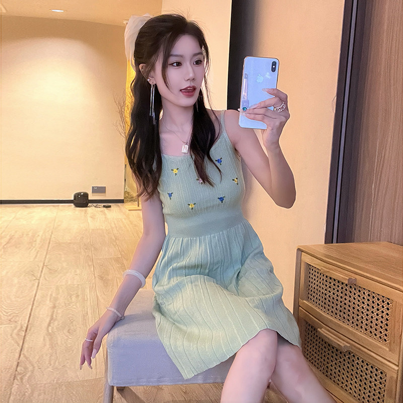 甜美小清新气质刺绣花朵针织吊带连衣裙女少女心百褶收腰A字短裙