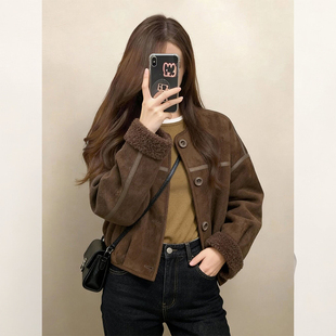 今年流行漂亮的咖色皮毛一体加绒加厚小个子短款羊羔毛外套女冬季