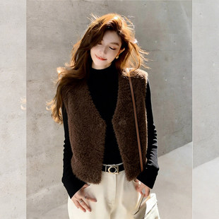 老钱风咖色羊羔毛保暖马甲女冬外穿时髦洋气复古V领短款背心外套
