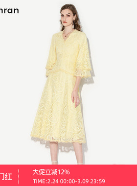 2026春装新款时尚气质名媛V领喇叭袖收腰大摆蕾丝长款连衣裙黄色