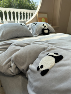 软糯秋冬牛奶绒毛巾绣小熊猫灰色四件套珊瑚绒1.5m1.8法兰绒柔软