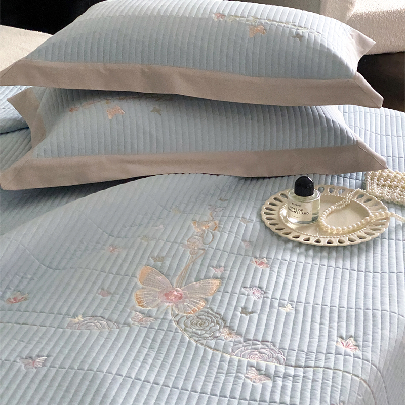 磨毛绣花晚意蓝蝴蝶床盖三件套