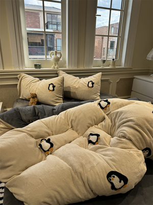 卡通牛奶绒毛巾绣顽皮企鹅四件套