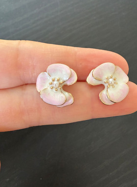 简约款白粉相间渐变色女式花朵耳钉