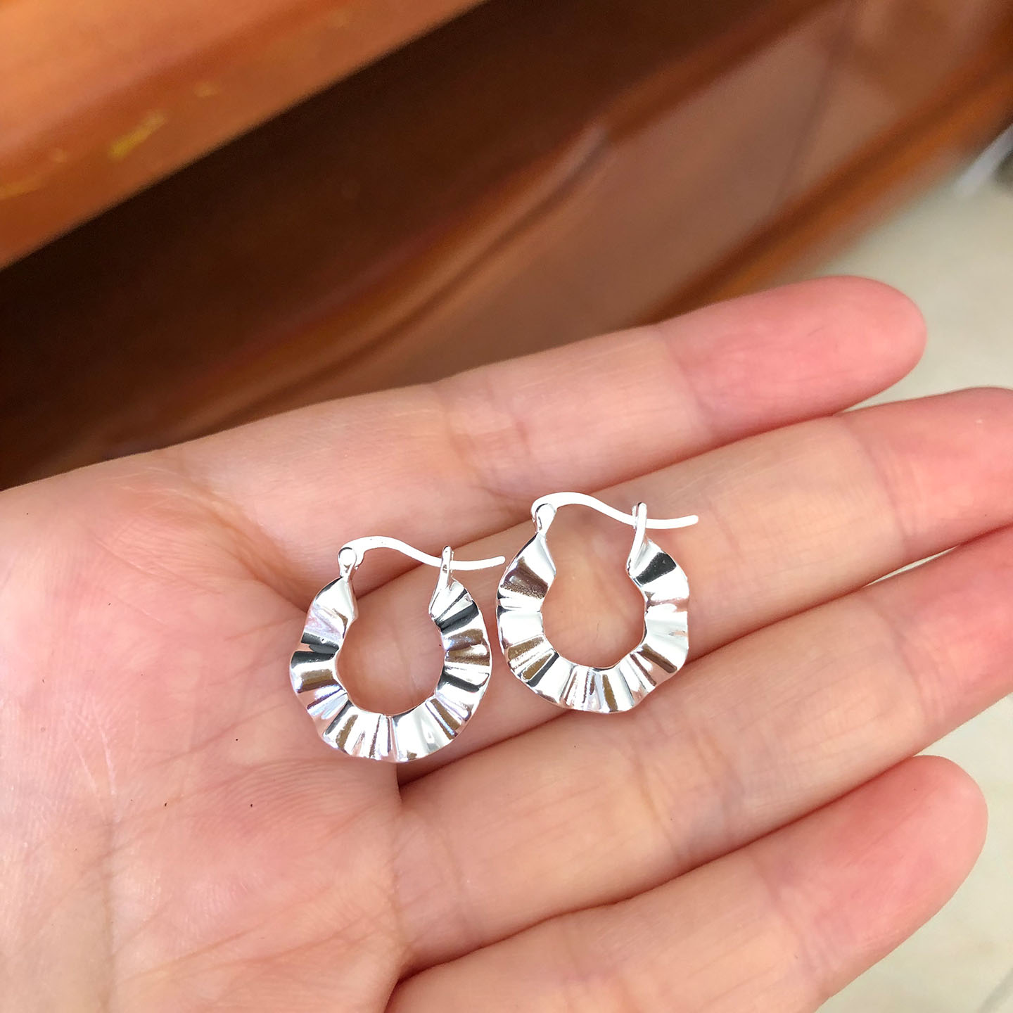 通体足银990带证书波浪感女式简约圆形耳扣