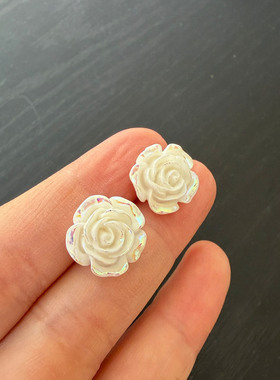 简约清爽白色花朵款女式百搭耳钉