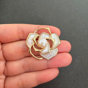 时尚感镂空天然贝壳花朵女式天然淡水珍珠别针胸针