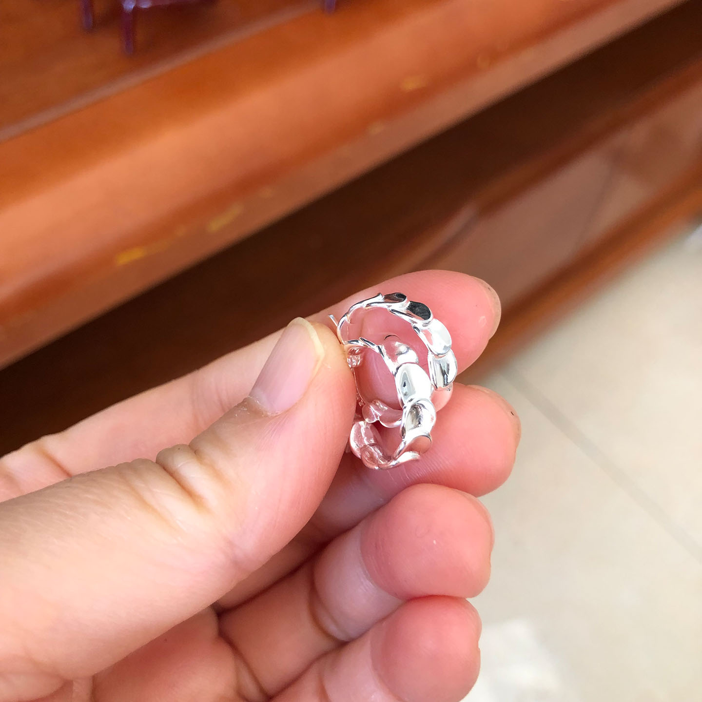 通体足银990带证书光面鱼麟造型时尚耳扣