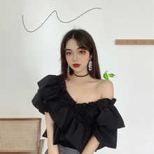 ins性感露肩衬衫女夏V领设计感小众漏肩荷叶边短袖一字肩上衣潮