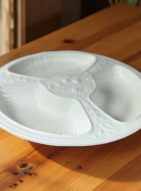 白色浮雕三格圆碟拼盘刺身托盘干货零食水果盒冷盘甜品盘