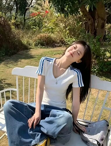 D V领修身辣妹短款T  刺绣标