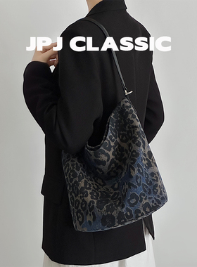 jpjclassic新品牛仔布豹纹水桶包单肩斜挎大容量软包通勤包腋下包