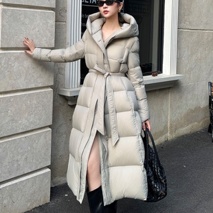 90白鸭绒女羽绒服长款连帽收腰显瘦过膝保暖云朵泡芙腰带外套袄子