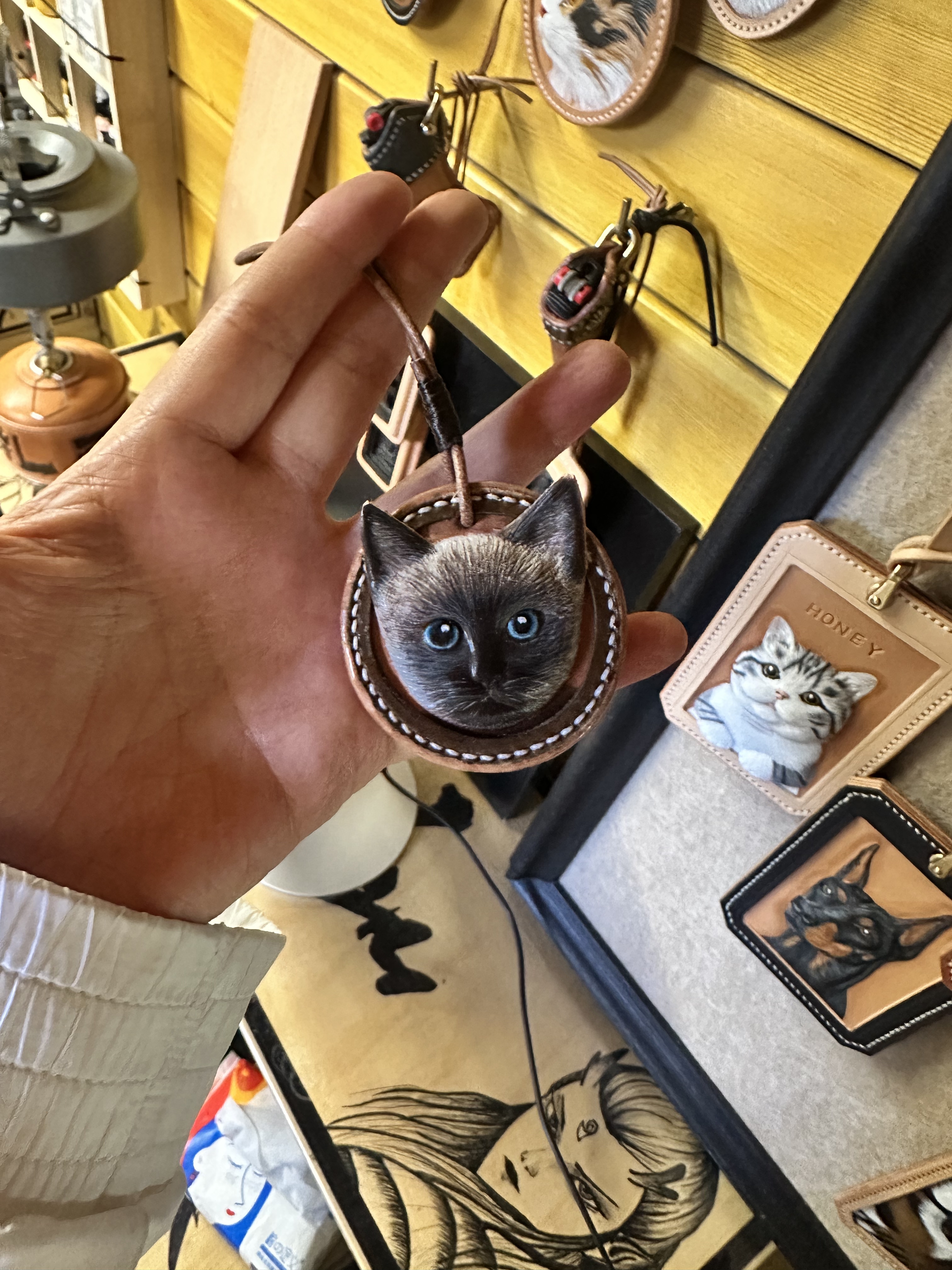 宠物图片定制 暹罗猫纯手工皮雕动物牌胸针冰箱贴车挂项链包挂