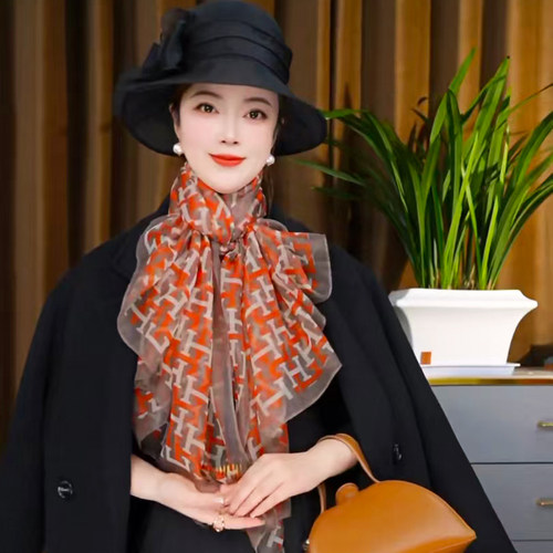 丝巾女时尚洋气防晒披肩薄中年妈妈款广场舞纱巾百搭护颈保暖围巾