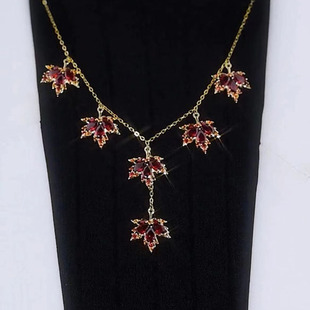 秋冬新款高级感红色枫叶项链女小众设计感长款枫叶毛衣链时尚吊坠