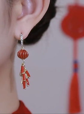 中国风新款鞭炮耳环2026年灯笼耳坠过年喜庆红色设计感长款耳饰女