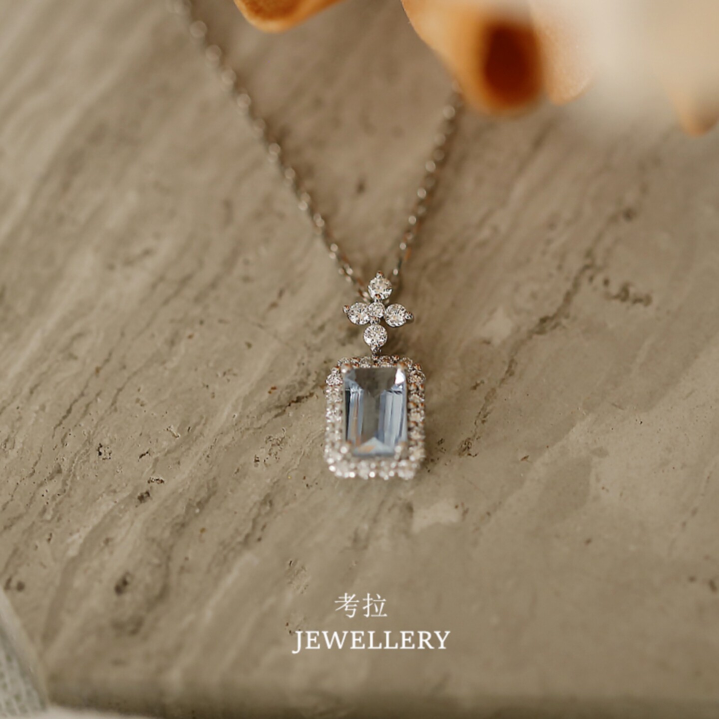 海蓝宝香水瓶项链女纯银法式复古薄荷蓝方钻十字花锁骨链高级感潮