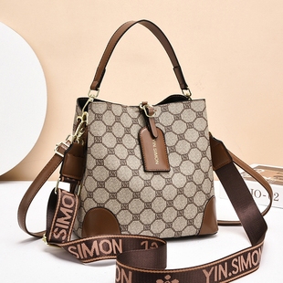 今年流行爆款印花包包2026新款时尚品牌轻奢大容量水桶包斜挎小包