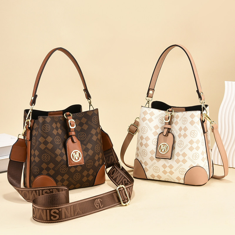 昆仑奴卡丹路官方旗舰店唯品会女包新款时尚百搭方块印花水桶包女