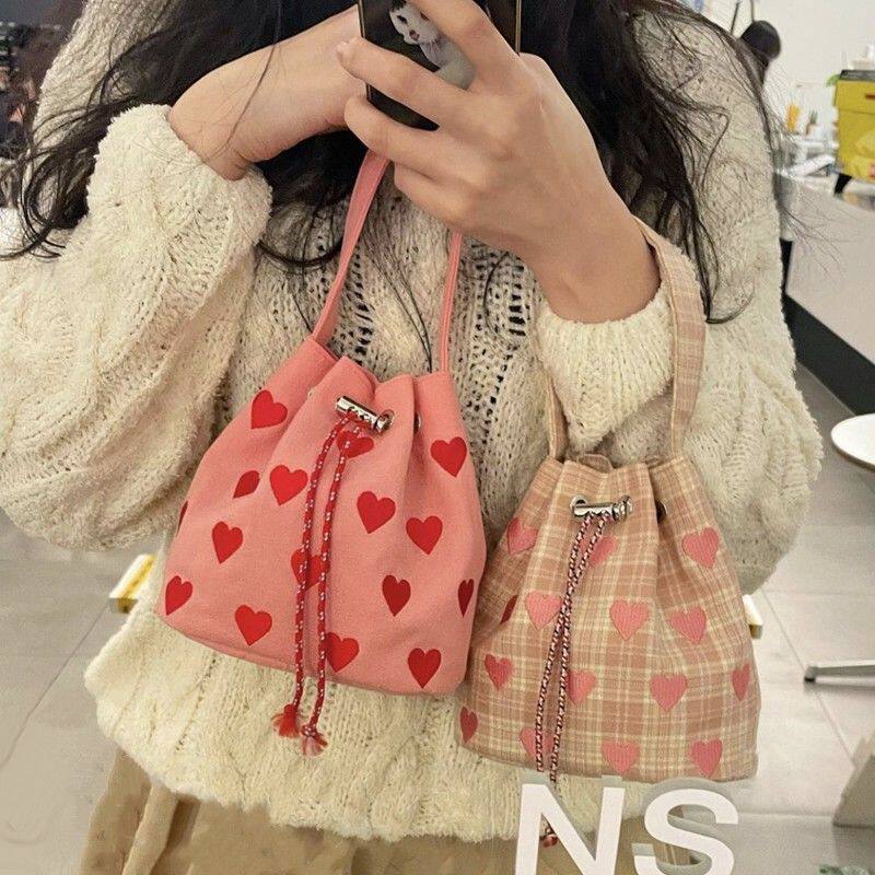 夏日小清新抽绳束口水桶包爱心刺绣斜挎包粉色帆布休闲手提包女