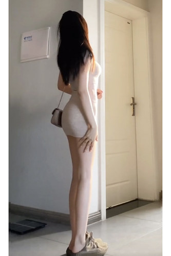 秋季辣妹内搭针织燕麦色连衣裙
