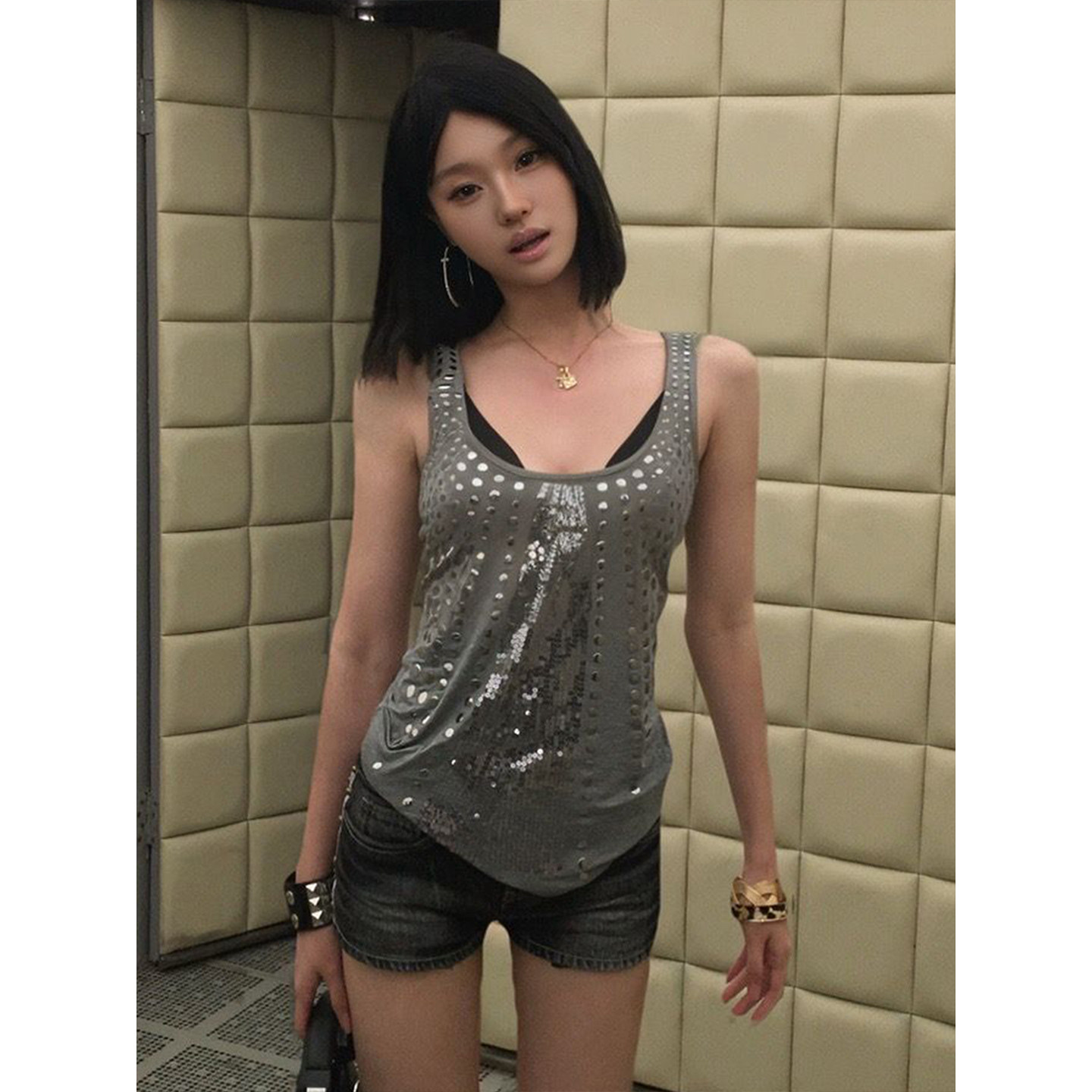 辣妹背心设计感亮片吊带女夏季穿搭修身显瘦灰色外穿轻亚上衣y2k图片