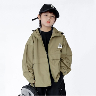 男童户外运动冲锋衣2023秋款中大童日系帅气防风露营连帽风衣外套