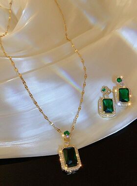 祖母绿水晶项链女轻奢绿色吊坠