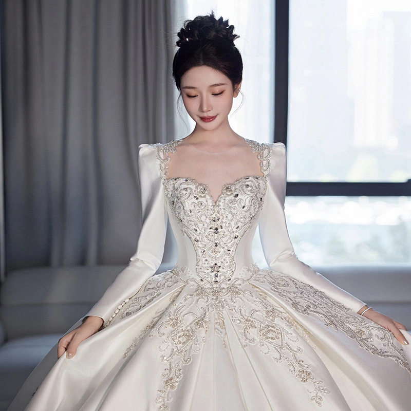 新娘主婚纱2025新款长袖缎面拖尾小个子大码复古出门在逃公主秋季