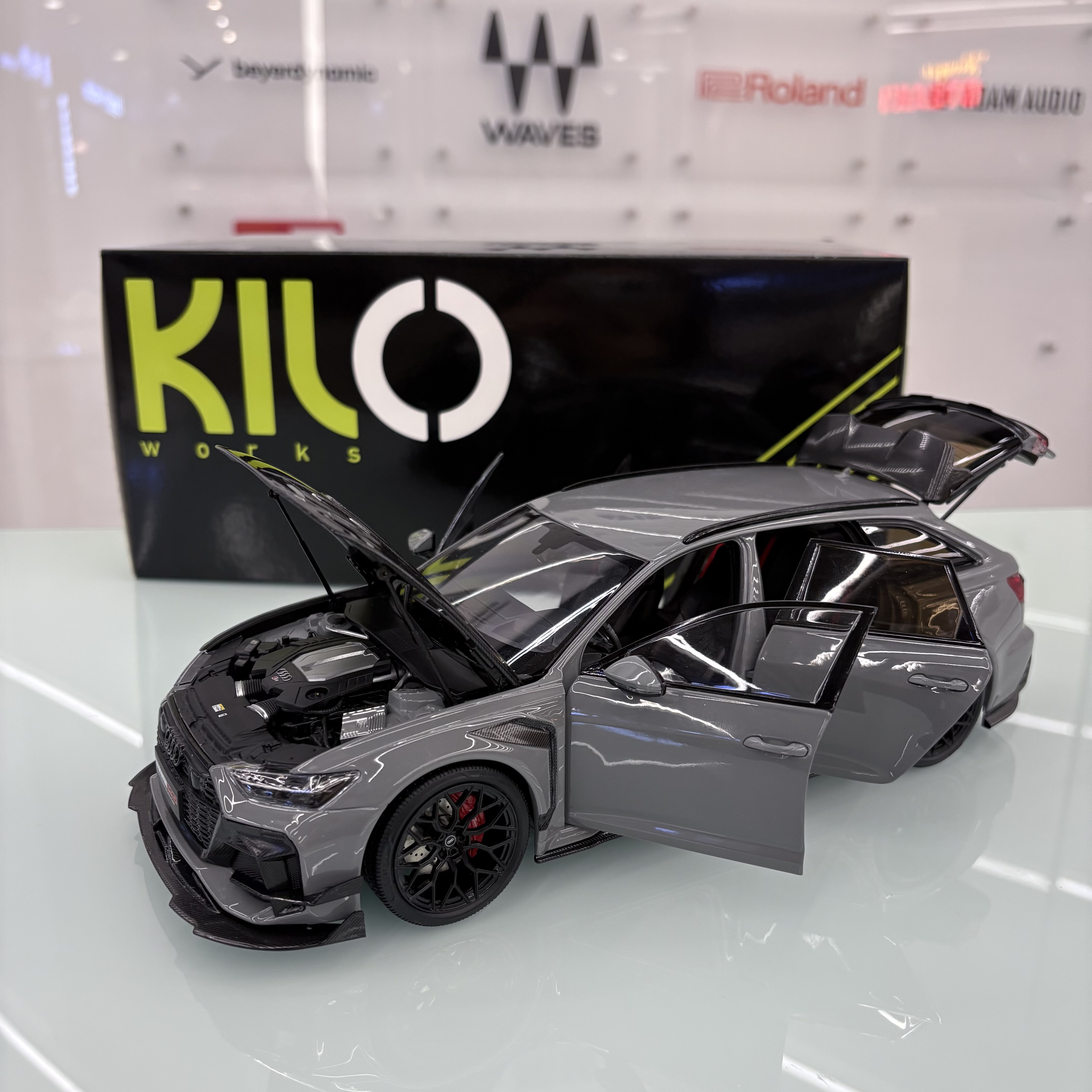 1:18 KiloWorks 奥迪RS6 DarwinPRO碳纤维前盖Vossen HF2轮毂车模