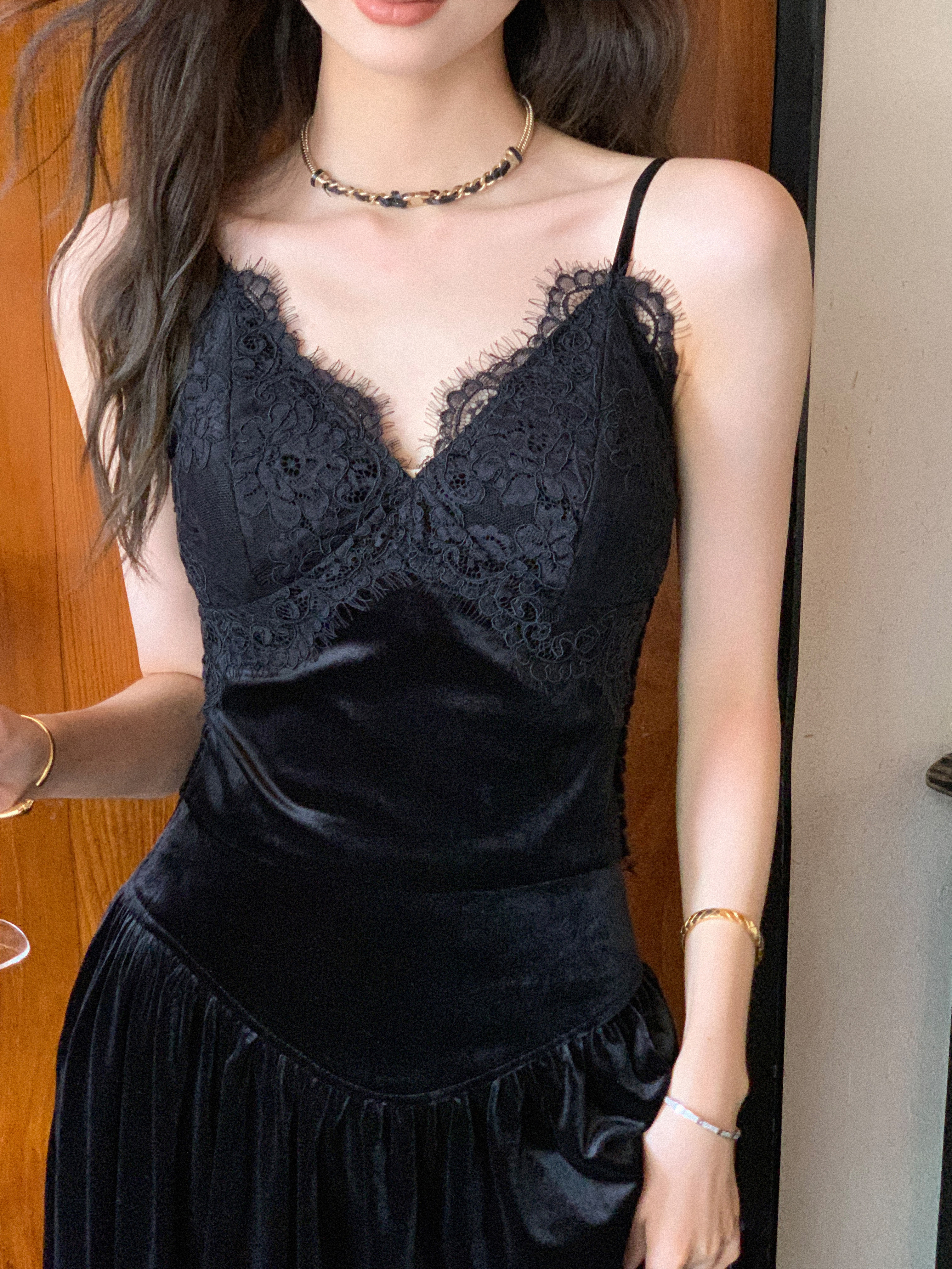 丝绒蕾丝吊带背心女秋冬西装内搭小众黑色带胸垫性感打底上衣外穿