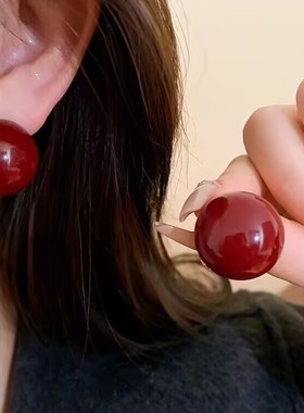 暗红色大珠子新年耳钉法式复古百搭耳夹2025新款爆款秋冬显白耳饰